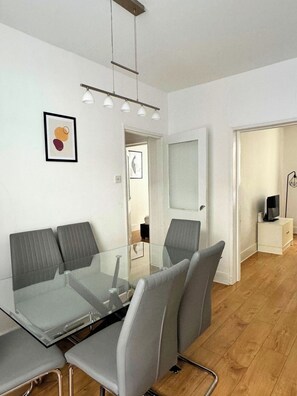 Dining - BnBNook - Chic 2BR by Liverpool St - Shoreditch (Greater London)