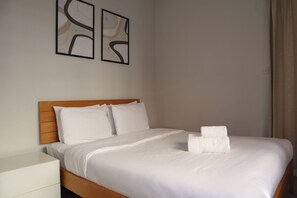 1 habitación, escritorio, tabla de planchar con plancha y cuna de viaje