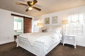 3 室のベッドルーム、セーフティボックス (室内)、デスク、アイロン / アイロン台