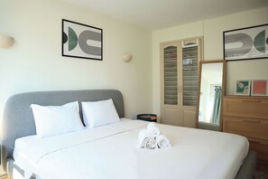 4 habitaciones, escritorio y tabla de planchar con plancha 