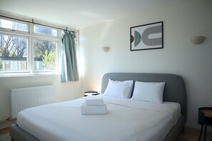 4 Schlafzimmer, Schreibtisch, Bügeleisen/Bügelbrett, Reisekinderbett