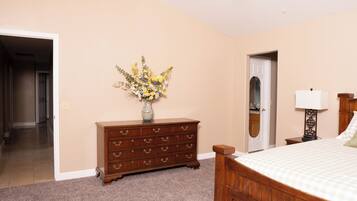 3 bedrooms, in-room safe, iron/ironing board, WiFi
