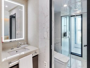 Shower, hair dryer, slippers, towels - NEWCZ CENTUM HOTEL (Busan)