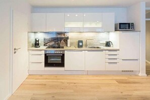 Jääkaappi, mikroaaltouuni, uuni, liesi