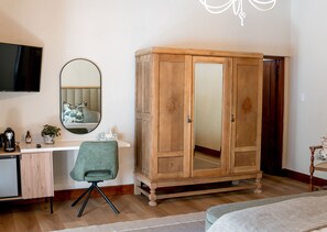 Luxury-Doppel- oder -Zweibettzimmer, Gartenblick | Zimmersafe, laptopgeeigneter Arbeitsplatz