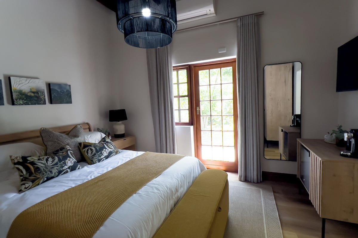 Standard Double Room | Peti besi dalam bilik, ruang kerja komputer riba