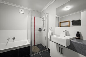Douche, séchoir à cheveux, serviettes fournies, savon