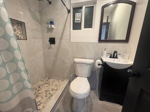 Dusj, hårføner, håndklær og såpe