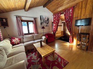 Smart TV, DVD player, books, video library - Charming Chalet - Breathtaking Views - Catering Options (Morzine)