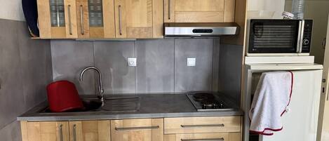 Kühlschrank, Mikrowelle, Kochgeschirr/Geschirr/Besteck