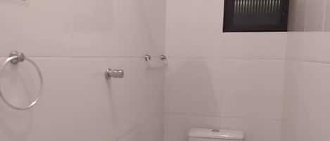 シャワー、トイレットペーパー