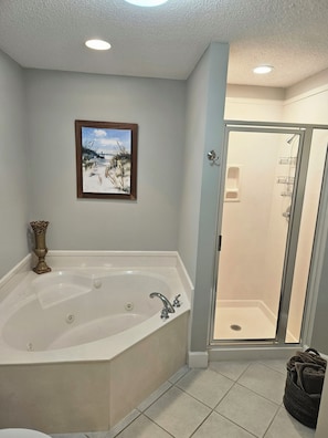 حوض استحمام بنظام ضخ المياه، مجففات شعر، مناشف، صابون