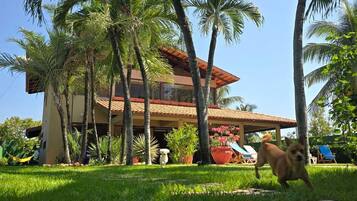 Vista frontal de la propiedad