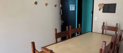 Un comedor con una mesa rectangular grande y seis sillas de madera.