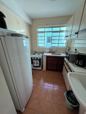 Fridge, microwave, oven, stovetop - Praia Grande - Right on the sand (30 meters from the shore) (Tenório (Praia Vermelha) Ubatuba)