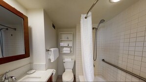 Un baño con inodoro, lavamanos y ducha.