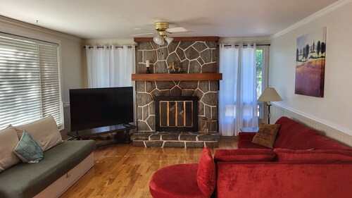 Maison Labelle - Your cozy retreat close to the village, the slopes, and town.