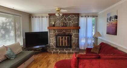 Maison Labelle - Your cozy retreat close to the village, the slopes, and town.