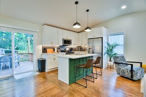 冷蔵庫、電子レンジ、オーブン、コンロ