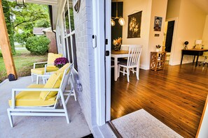 Outdoor dining - Charming 3-bedroom house walkable to Covington Square (Covington)