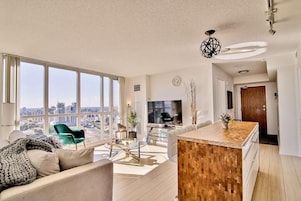 Deluxe Double or Twin Room, City View | Living area