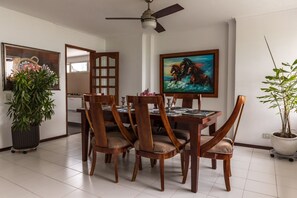 Dining - Cozy Castillogrande beachfront 4 bedroom apartment (Cartagena de Indias)
