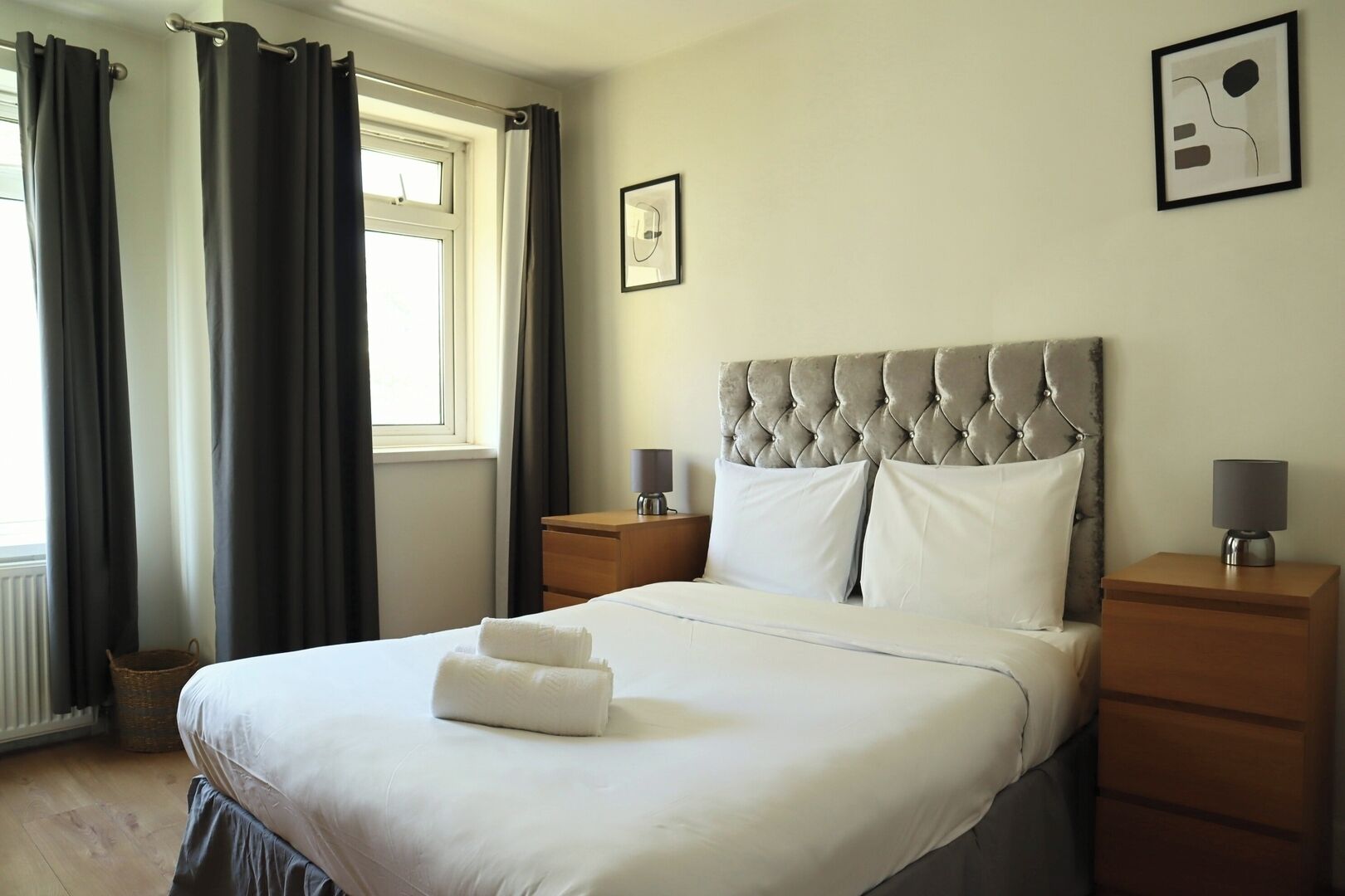 2 Schlafzimmer, Schreibtisch, Bügeleisen/Bügelbrett, Reisekinderbett