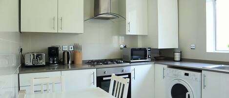 Refrigerador, microondas, horno y parrilla de estufa