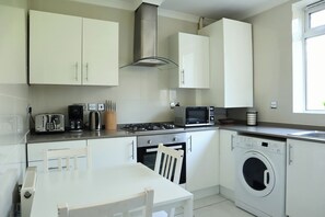 Frigorífic, microones, forn i placa de cuina 