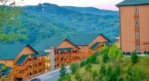 Cozy 2-bedroom resort in charming Gatlinburg with waterpark