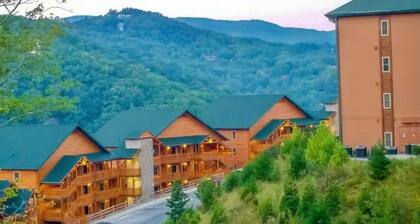 Cozy 2-bedroom resort in charming Gatlinburg with waterpark