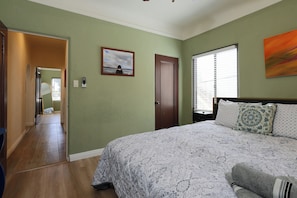 2 bedrooms, iron/ironing board, travel cot, free WiFi - Unique 2B1B Getaway Near Disneyland & OC (Santa Ana)
