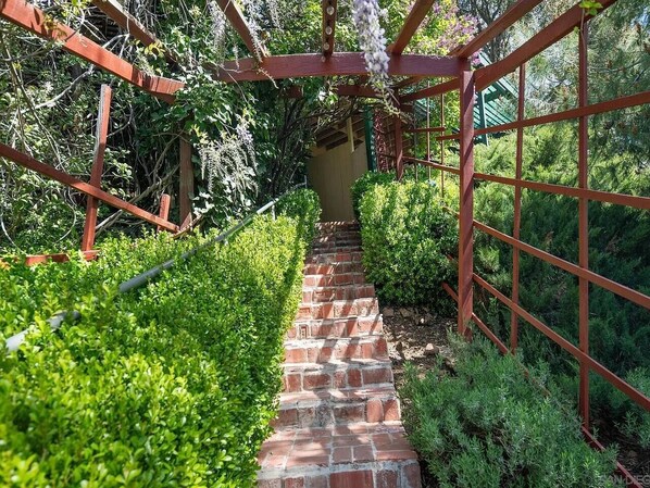 المنطقة المحيطة بالمنشأة