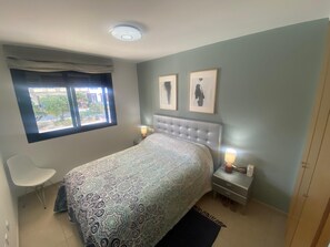 2 bedrooms, iron/ironing board, internet