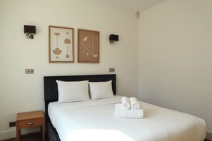2 bedrooms, desk, iron/ironing board, travel crib