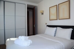 2 habitaciones, escritorio y tabla de planchar con plancha 