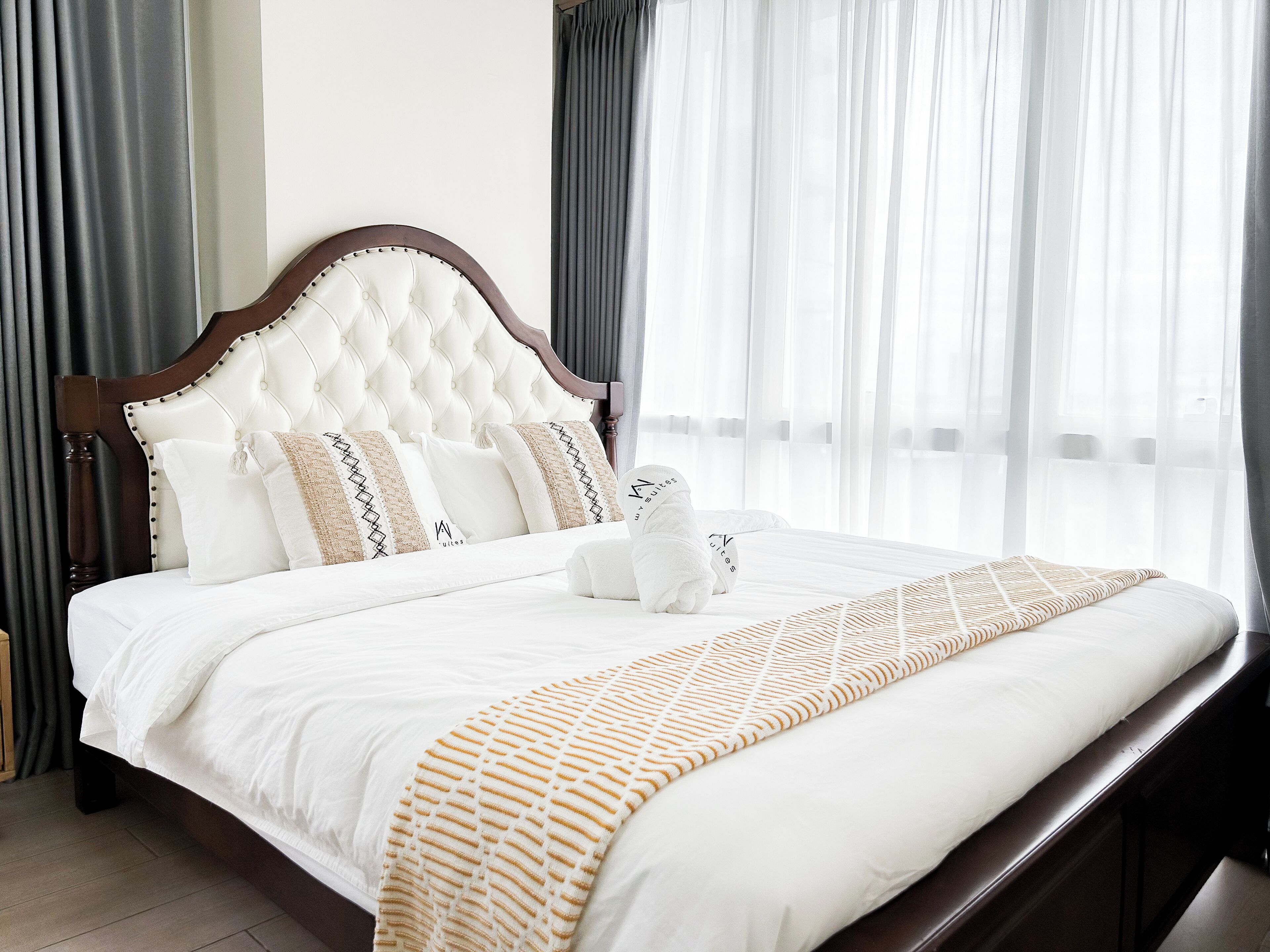 Deluxe Condo, City View