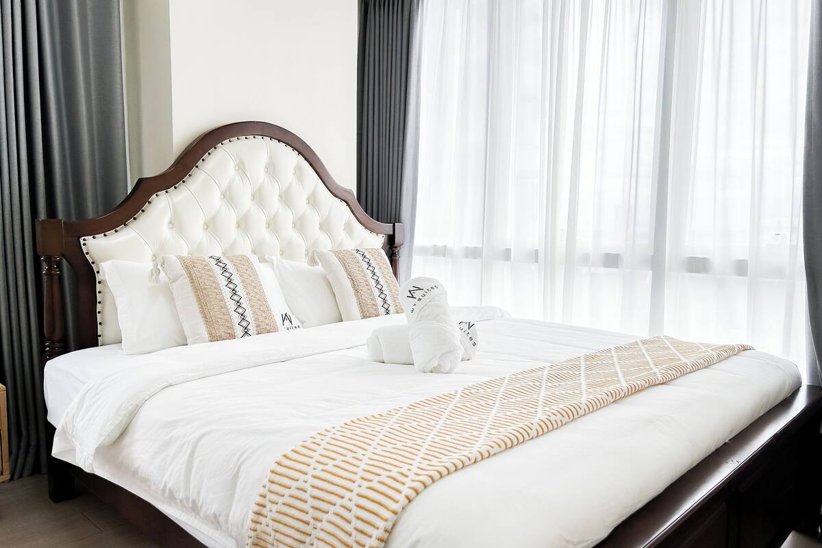 Deluxe Condo, City View | 1 bedroom, WiFi (free)