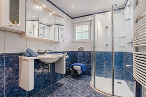 Douche, sèche-cheveux, serviettes fournies