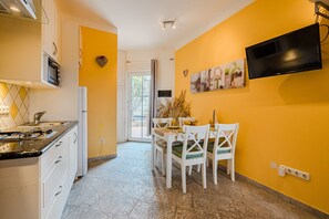 Jääkaappi, uuni, kahvin-/teenkeitin, vedenkeitin