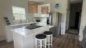 Refrigerador, microondas, horno, placa de cocina