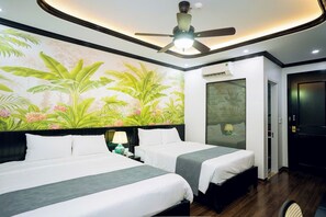 Family Room | Desk, free WiFi