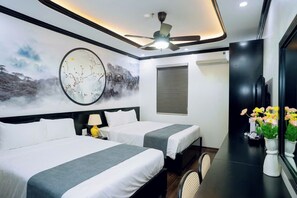 Family Room | Desk, free WiFi