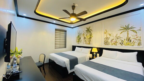 Family Room | Desk, free WiFi