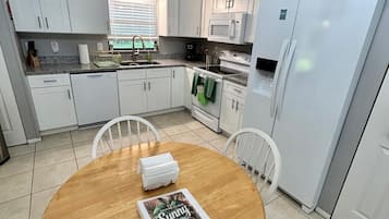 雪櫃、微波爐、焗爐、爐具