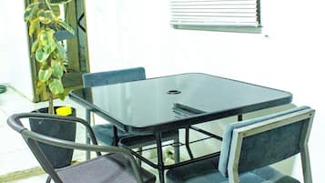 大型雪櫃/冰箱、微波爐、焗爐、爐具