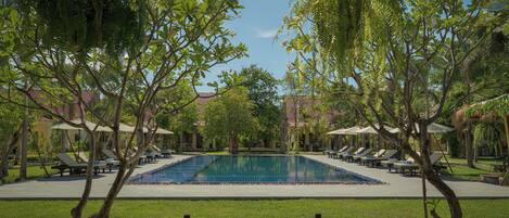 室外游泳池,07:00 至 21:00 开放,池畔遮阳伞,日光浴躺椅