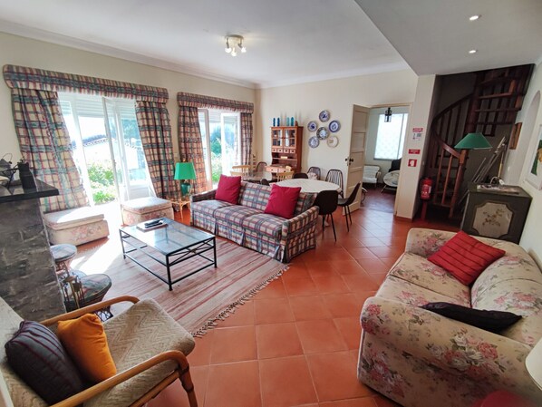 Televisión y chimenea 