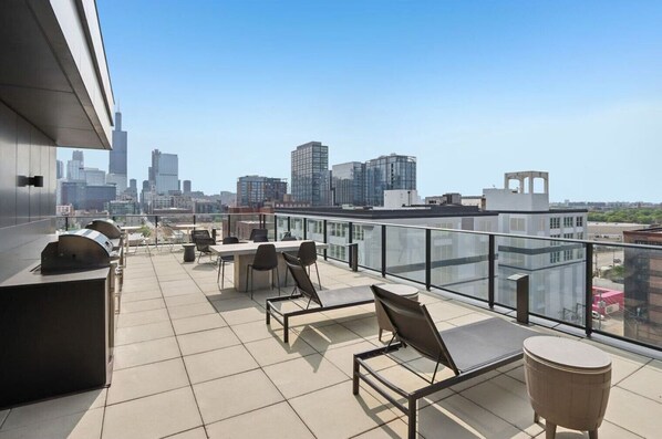 Outdoor dining - Blueground | West Loop, gym & bbq, nr Willis Tower (Chicago)