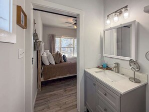 Ducha, secador de pelo, toallas, jabón